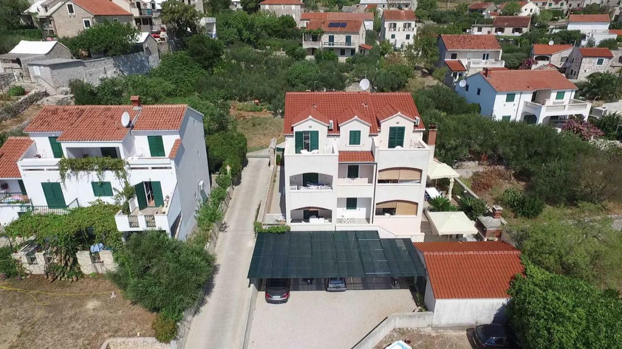 Apartments Borovina 볼 외부 사진